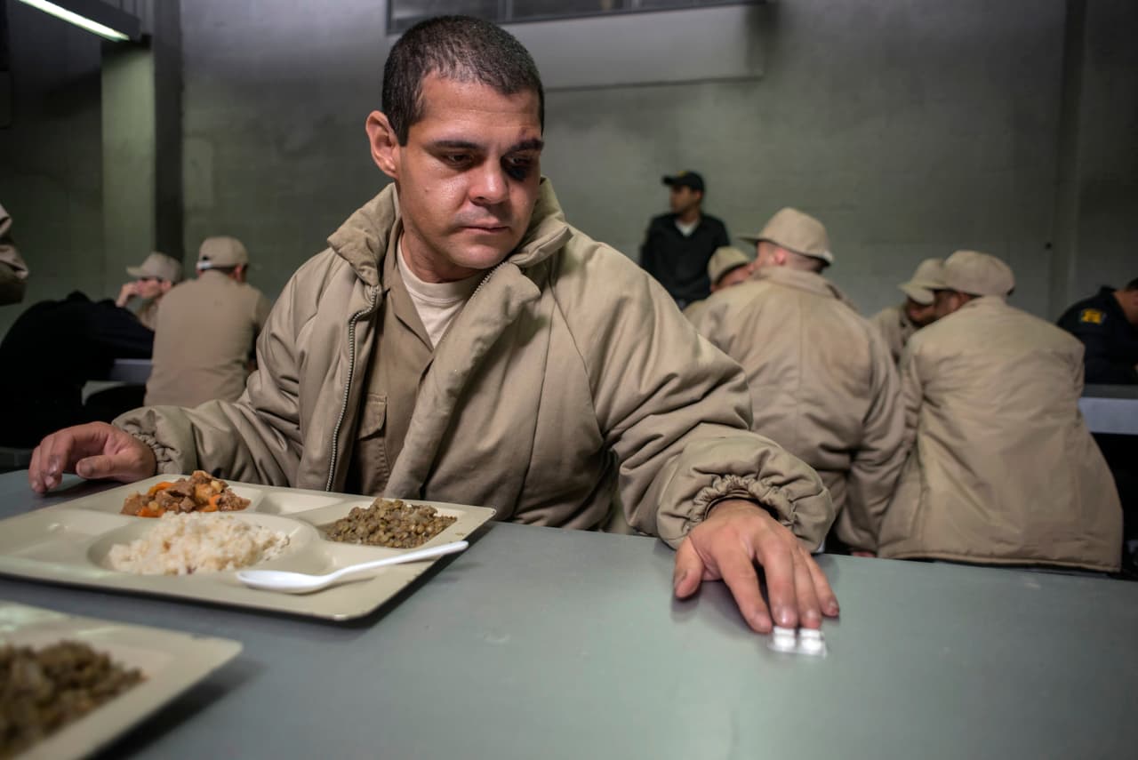 'El Chapo' no escuchó las advertencias y cautelosamente le entregó las pastillas.