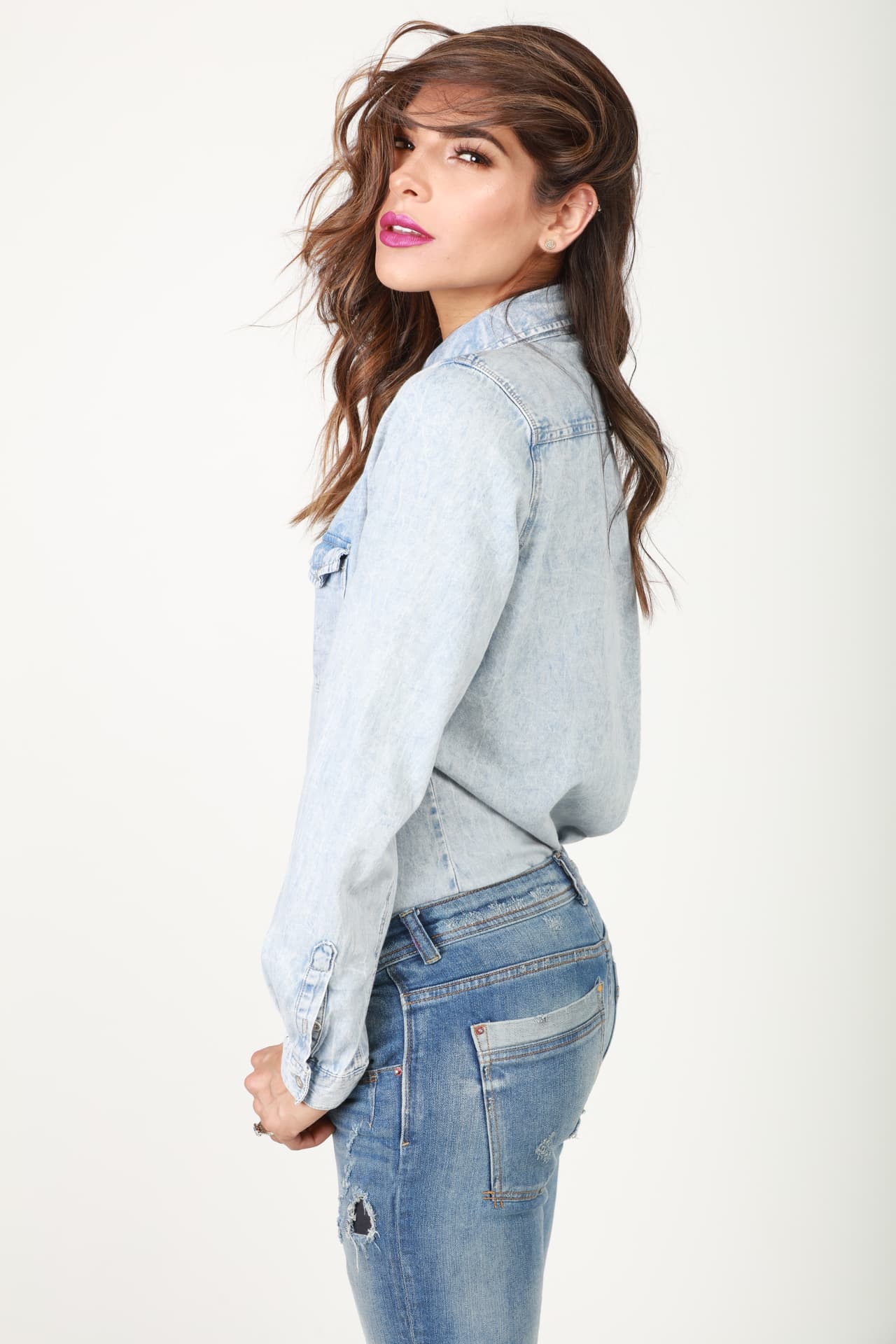 "El modelaje es casi como la actuación", asegura Alejandra sobre cómo se debe posar para lograr una foto espectacular. Mira 
<b><a href="http://www.univision.com/shows/la-reina-de-la-cancion/capitulo-4-alejandra-la-de-tijuana-en-la-alejandra-te-dice-como-lucir-como-una-estrella-video" target="_blank">el video</a></b> de cómo se realizó su sesión fotográfica para conquistar al mercado norteamericano.