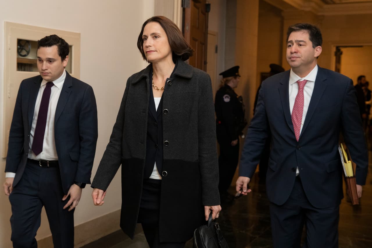 Fiona Hill entra al edificio del Congreso.