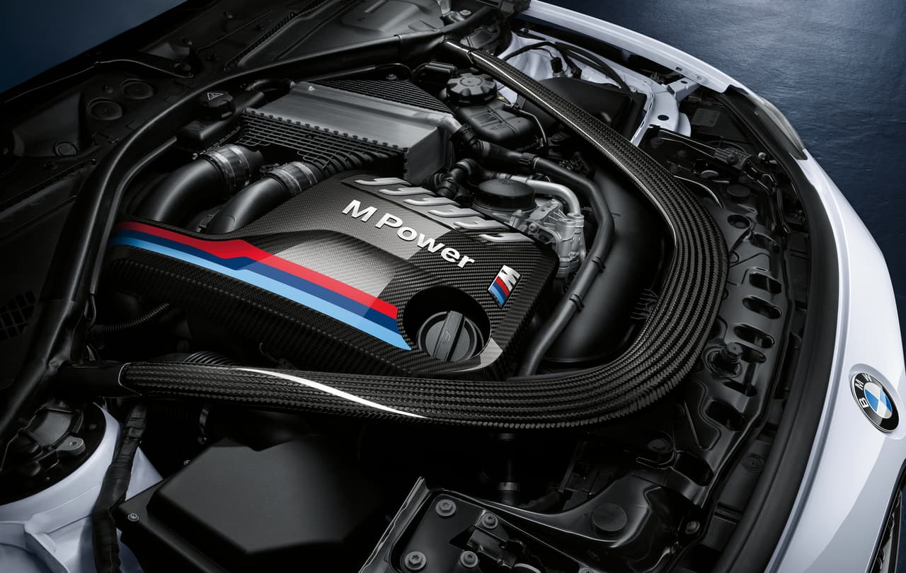 Los motores de la división M Performance también tienen detalles especiales, como estos bordes en fibra de carbono, con la clásica insignia de M Power y la leyenda correspondiente. La imagen corresponde al BMW M4.