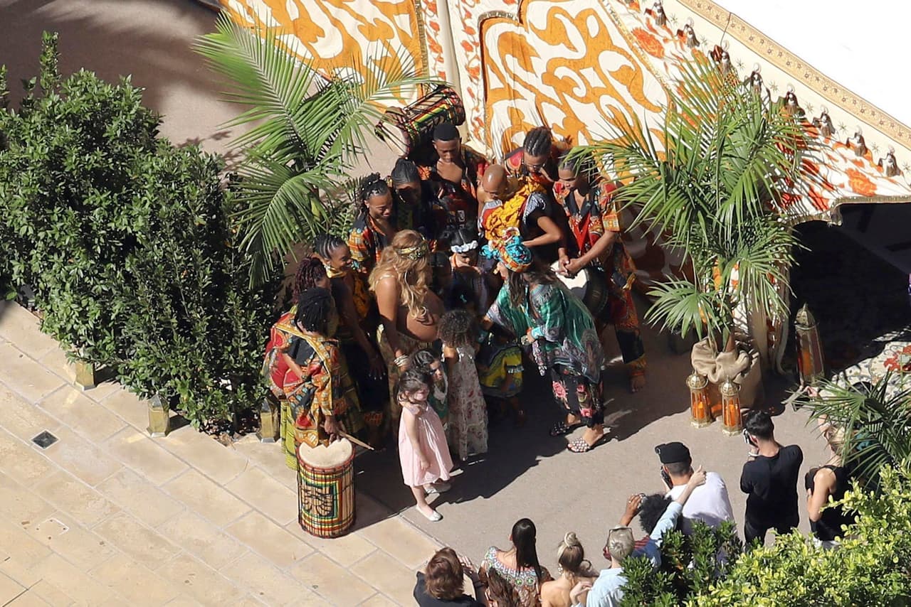 Por si fuera poco, de acuerdo con la revista Forbes, la talentosa pareja suma una fortuna por más de mil millones de dólares.