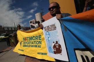 Un grupo de manifestantes clama por el fin de las deportaciones.