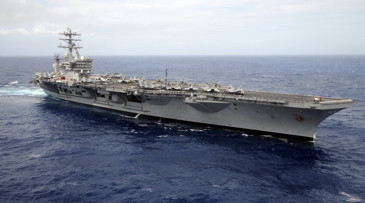 "En paradero desconocido": la Armada busca a un marinero que desapareció de un portaaviones en el Mar Arábigo