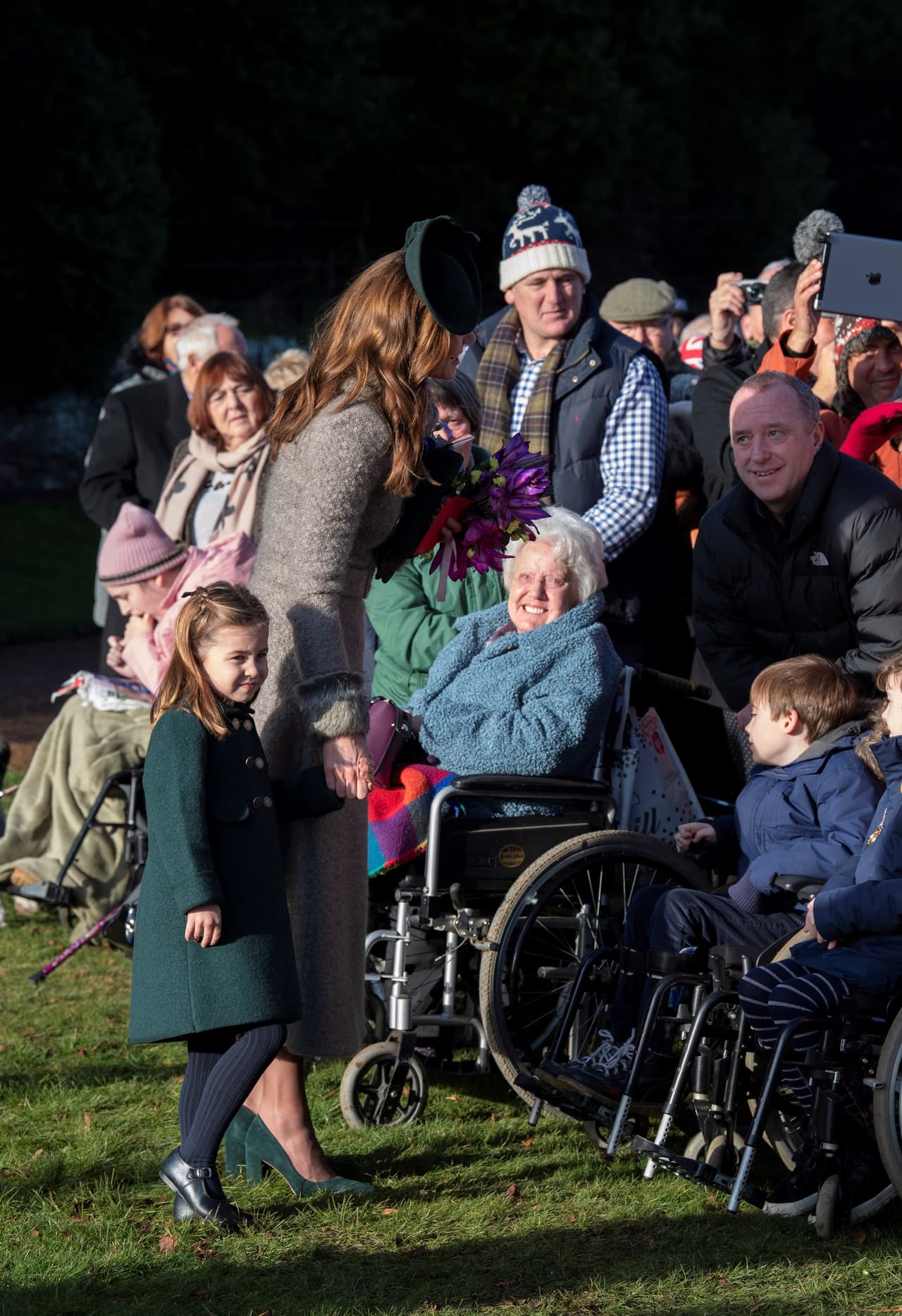 La princesa Charlotte fue reconocida por sus perfectos e
<b> impecables modales</b>, aunque también los ciudadanos enfatizaron su valentía, pues 
<b>nunca se le vio temerosa</b> de acercarse a la multitud, a pesar de su corta edad.
