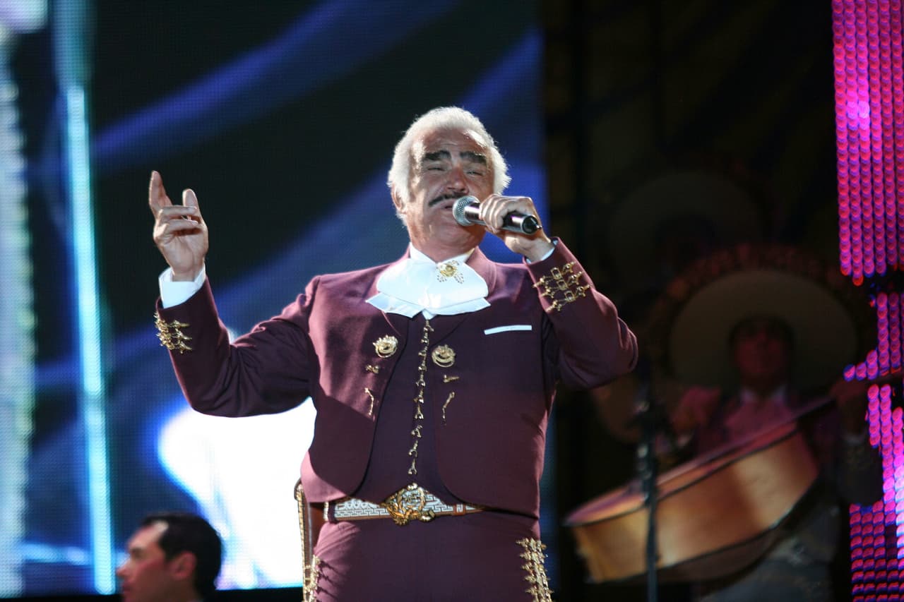 Ganó dos premios GRAMMY, ocho premios GRAMMY Latino, 14 Premios Lo Nuestro y también es poseedor de una estrella en el Paseo de la Fama en Hollywood, entre muchas otras distinciones que tuvo.