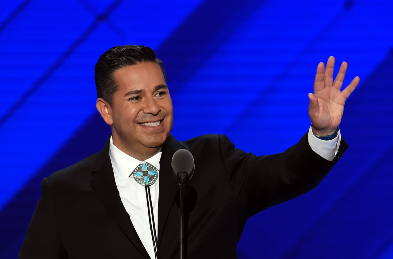 <b>Ben Ray Lujan. Distrito 3, Nuevo México.</b> Ocupa el cargo desde 2009. Nació en 1972 en Santa Fe, Nuevo México, nieto de inmigrantes mexicanos. Es primo de Michelle Lujan Grisham, recién electa gobernadora de Nuevo México. Es demócrata y su distrito incluye la mitad norte del estado y la capital, Santa Fe.