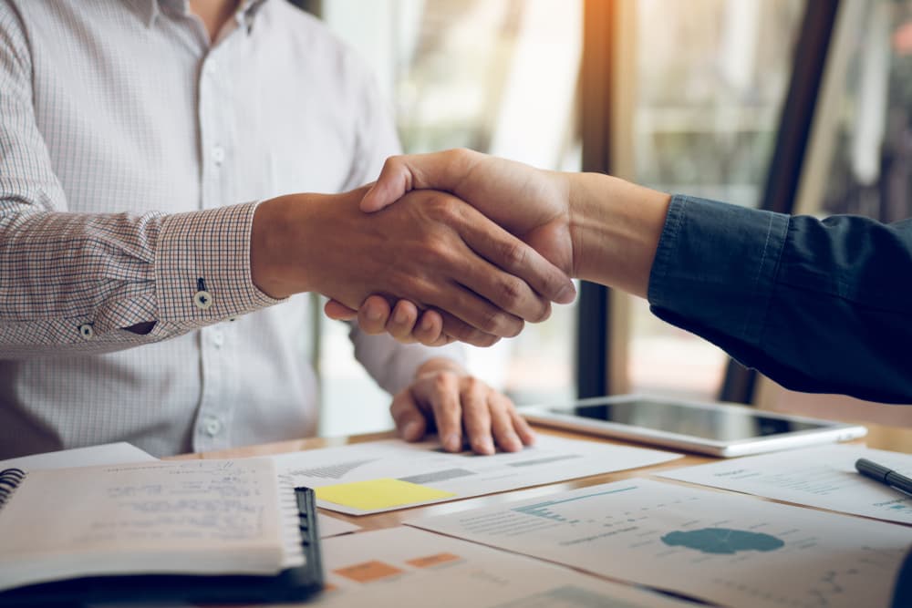 Detallistas y firmes, también ayuda a que se puedan hacer muy buenos negocios.