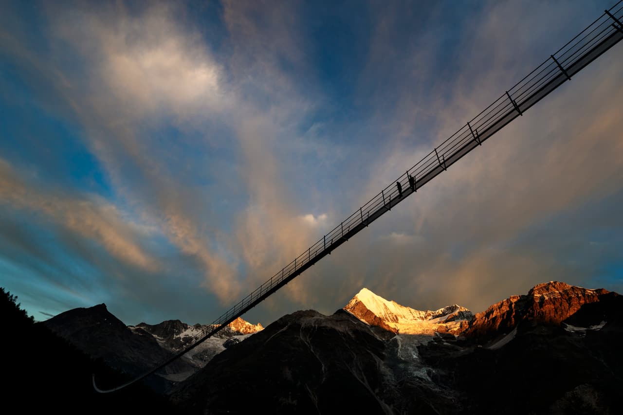 En la imagen, dos solitarios transeúntes atravesando el nuevo puente suizo.