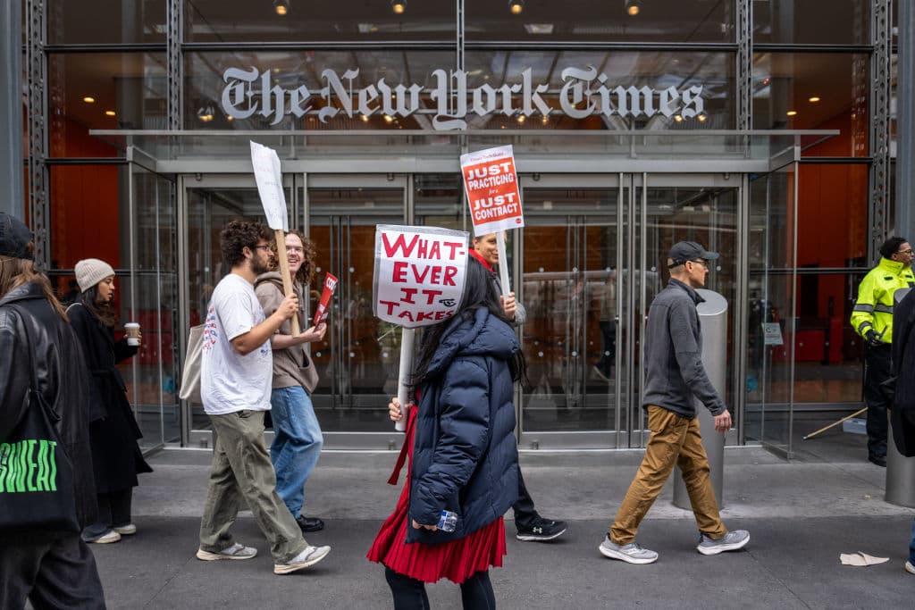 La portavoz de The New York Times aseguró que los trabajadores representados por el sindicato 
<b>Times Tech Guild están entre los mejor compensados </b>por la empresa. No dudó que alcancen un acuerdo, pero recordó que 
<b>la prioridad</b> es 
<b>el periodismo</b>.