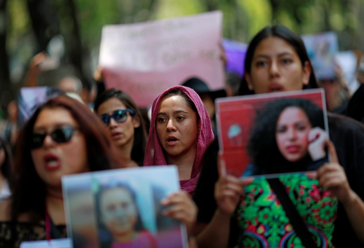 "Venimos a pedir a exigir justicia en silencio para ver la reacción de este Estado omiso e indolente; los feminicidos son algo espantoso, una pandemia una situación grave contra las mujeres", expuso Lorena Gutiérrez, madre de una chica de 12 años asesinada en el Estado de México.