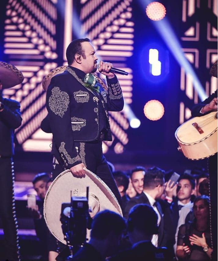 <a href="https://www.univision.com/especiales/premio-lo-nuestro/mexicanos-de-honor-alejandro-fernandez-y-los-tigres-del-norte-fotos"><b>Pepe Aguilar</b></a> aunque decidió no ensayar ni pasar por la alfombra magenta de 
<a href="https://www.univision.com/entretenimiento"><b>Premio Lo Nuestro 2018</b></a>, tuvo una participación impecable en el evento.