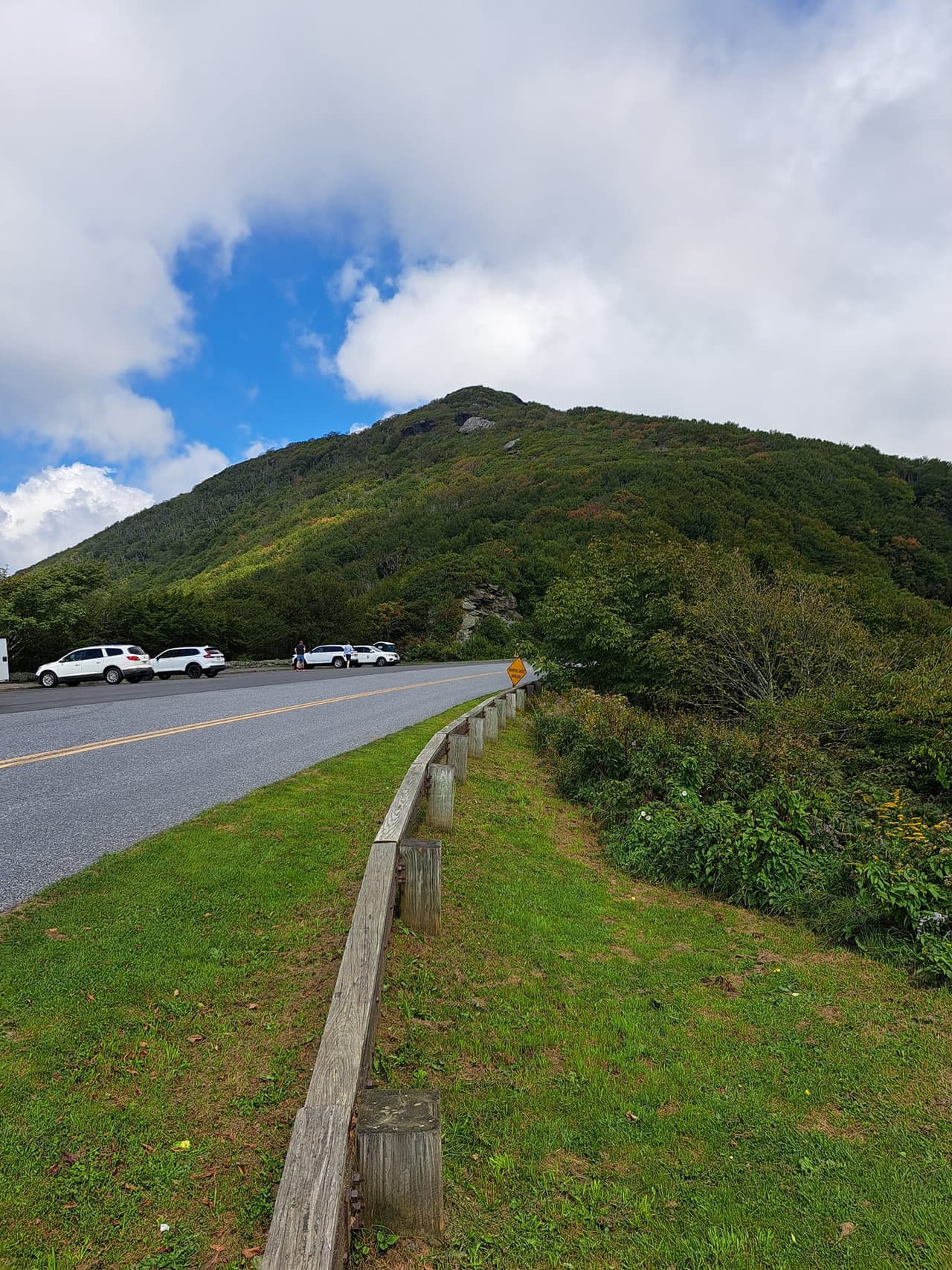 Puedes conducir casi todo el camino hasta la cumbre, lo que facilita la exploración de esta maravilla natural.