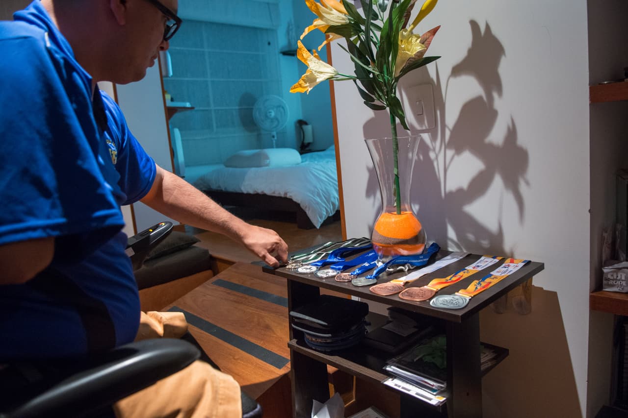 Además, los daños en sus oídos han afectado su equilibrio.