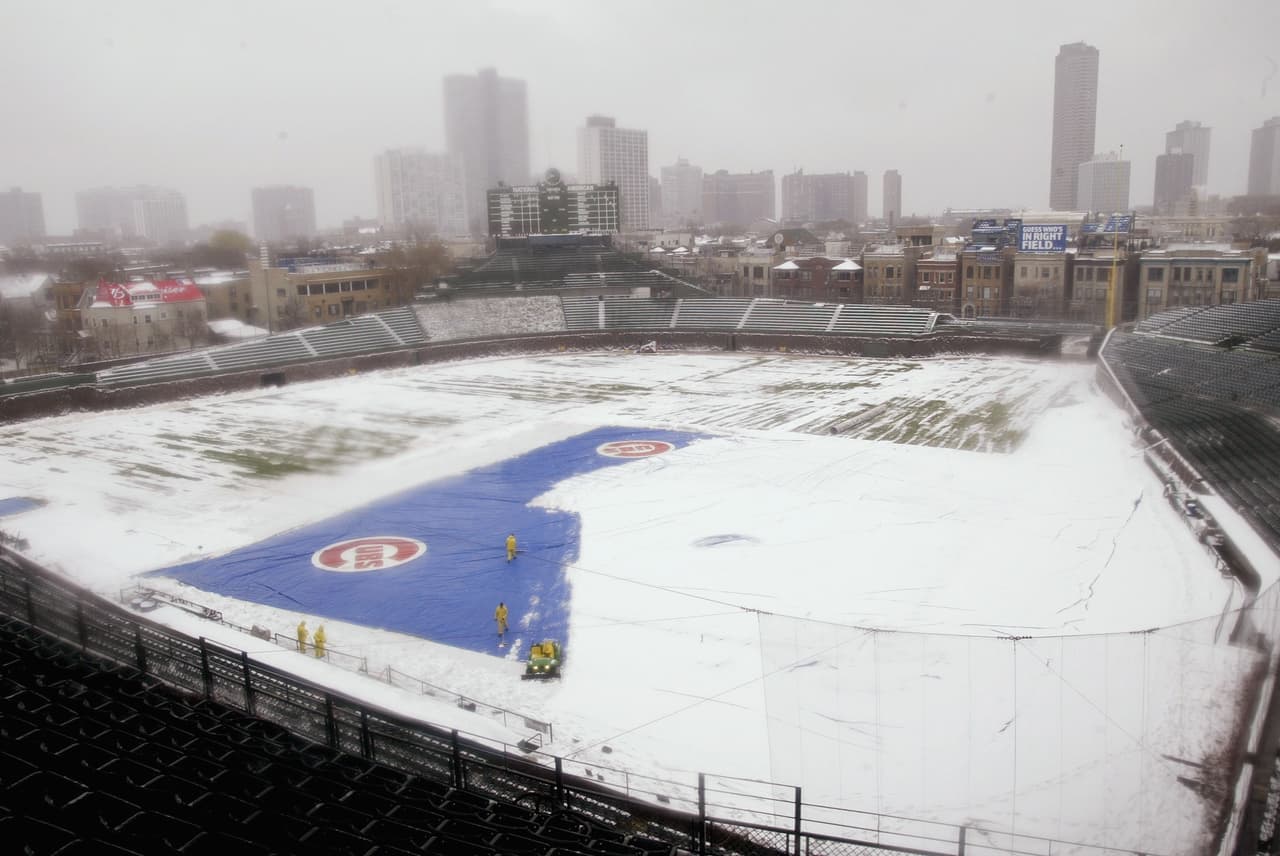 Así lucía el 
<a href="https://www.univision.com/local/chicago-wgbo/wrigley-field-es-nombrado-monumento-historico-nacional">Wrigley Field</a> el 7 de abril de 2003, para esa fecha estaba programado el primer partido de los 
<a href="https://www.univision.com/deportes/chicago-cubs/cachorros-de-chicago-campeones-un-out-que-tardo-108-anos-en-llegar">Cachorros de Chicago </a>en casa contra los Expos de Montreal. Pero el encuentro fue cancelado.