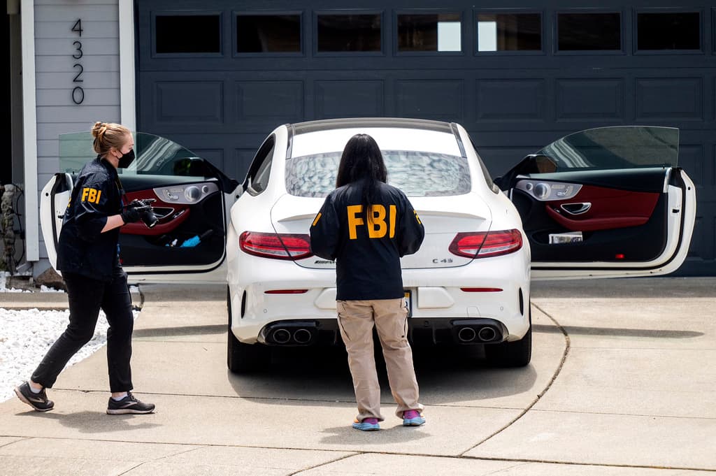 El personal del FBI trabaja en una investigación en una casa registrada a nombre del empresario Andy Duong en Oakland, California, el jueves 20 de junio de 2024. Duong es miembro de la familia propietaria de la empresa de reciclaje Cal Waste Solutions, que ha sido investigada por contribuciones de campaña a El alcalde de la ciudad de Oakland, Sheng Thao, y otros funcionarios electos de la ciudad, informó Oaklandside en 2020. (Foto AP/Noah Berger)