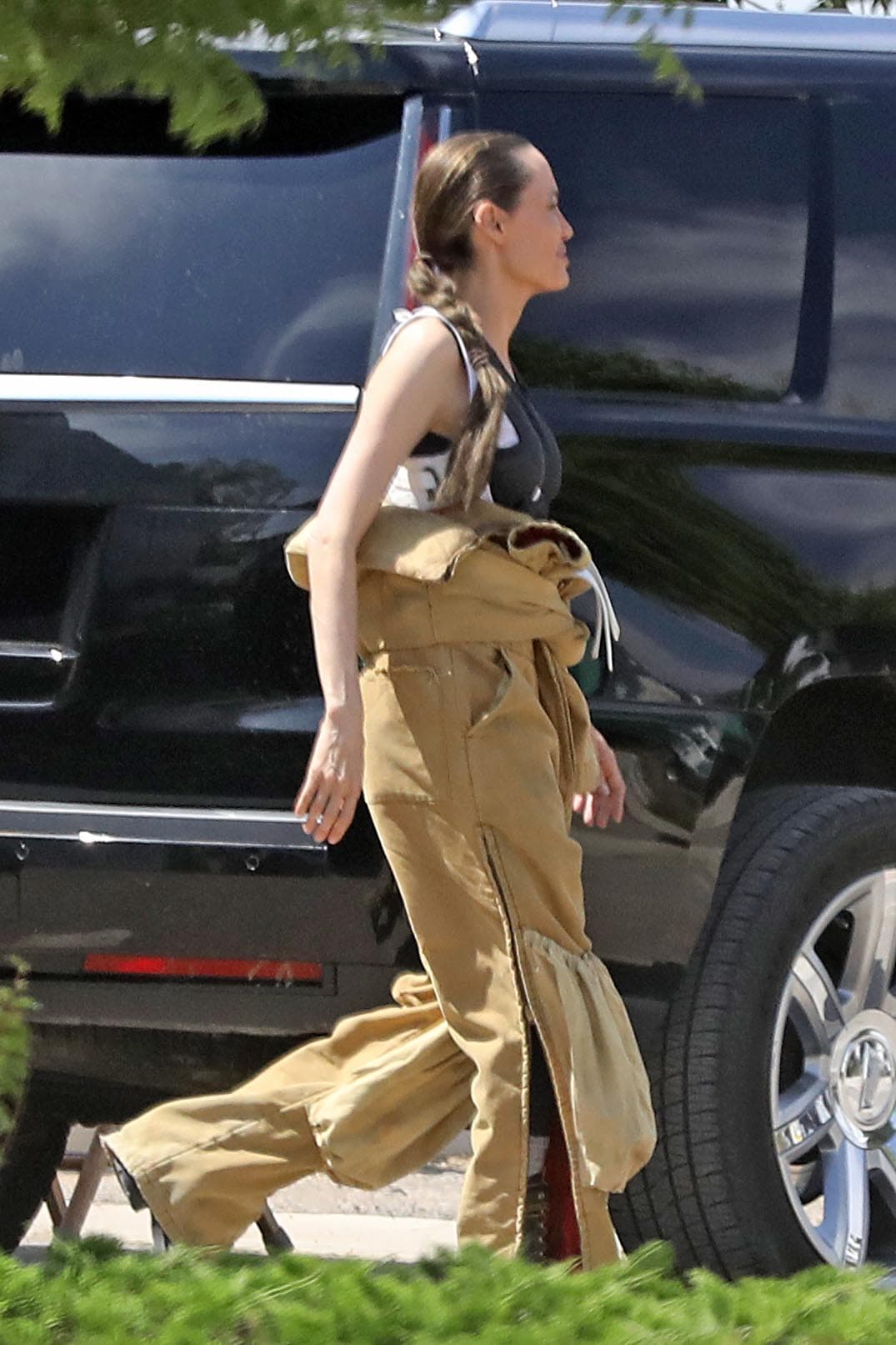 Durante las grabaciones, la expareja de Bard Pitt utilizó diferentes vestuarios y trajes. En la imagen, usa un atuendo completo color caqui.