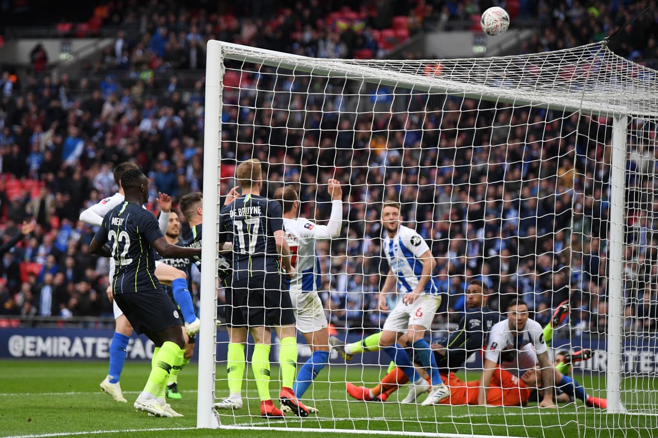 Glenn Murray no alcanzó a meterlo en el arco y Aymeric Laoprte llegó para mandarlo al tiro de esquina con mucho suspenso.