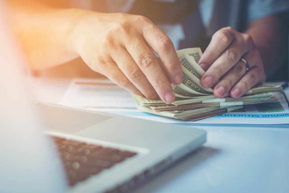 Un negocio por cuenta propia cristalizará muy pronto y a partir de este ciclo planetario recibes ingresos extras. Estás en alza, aprovecha esta buena onda.