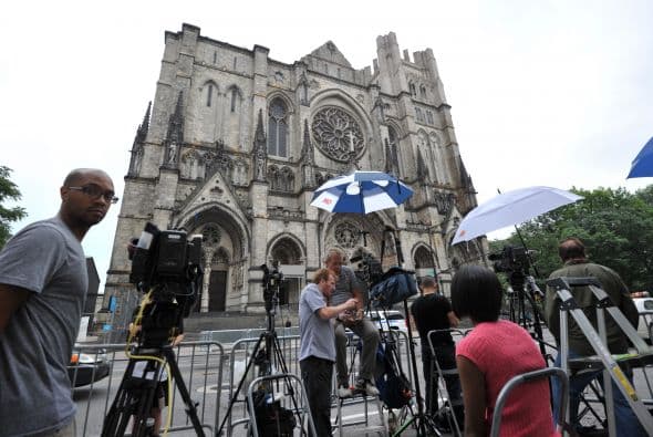 Familiares y amigos de James Gandolfini se dieron cita el día de hoy en la Catedral de San Juan el Divino, en Manhattan, para darle el último adiós al actor quien perdió la vida en Roma, Italia, mientras disfrutaba de unas vacaciones al lado de su hijo Michael. A la ceremonia asistieron poco más de 500 personas y sus amigoas más cercanos dedicaron palabras emotivas al actor de la serie “The Sopranos”. Aquí los videos más chismosos.