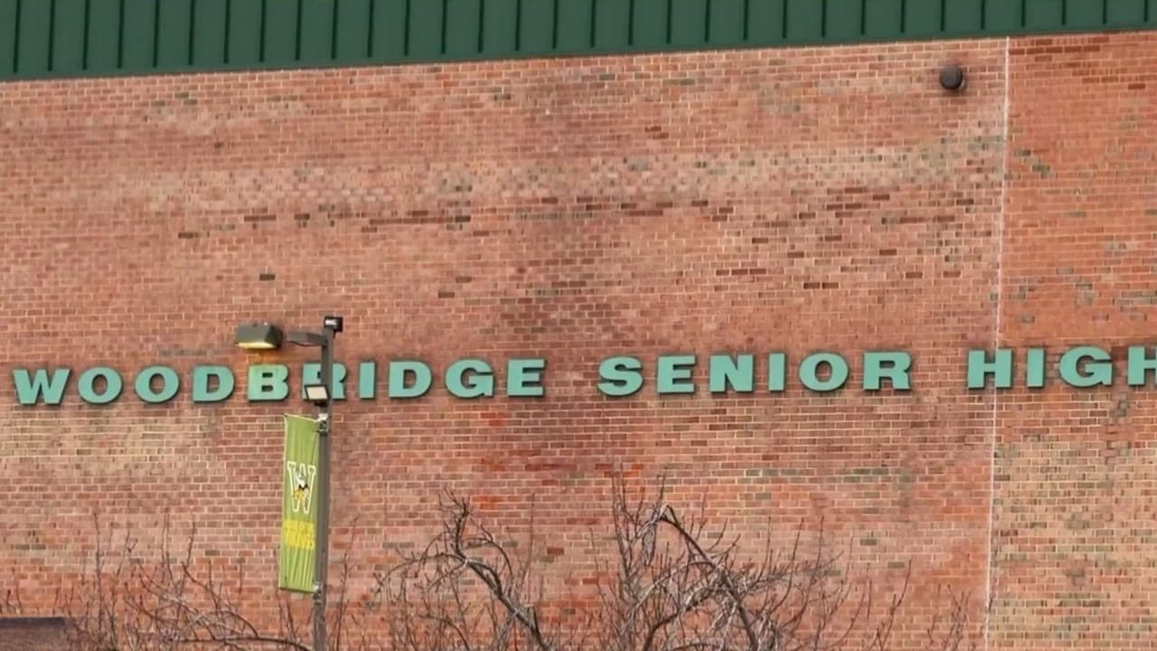 “Quieren callar a la gente”: Suspenden a 200 alumnos por protesta contra ICE en secundaria Woodbridge