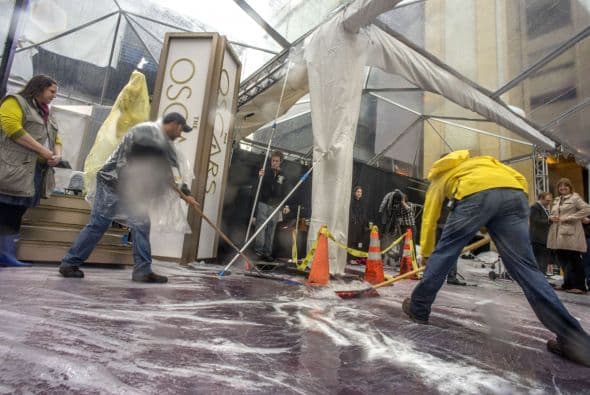 Los Oscars están a la vuelta de la esquina y entre la lluvia y las protestas de trabajadores del sindicato y una polémica réplica de la estatuilla de 8' pies, inspirada en la recien muerte del actor Phillip Seymour Hoffmann, han dado al evento una cara de la industria poco conocida por muchos.