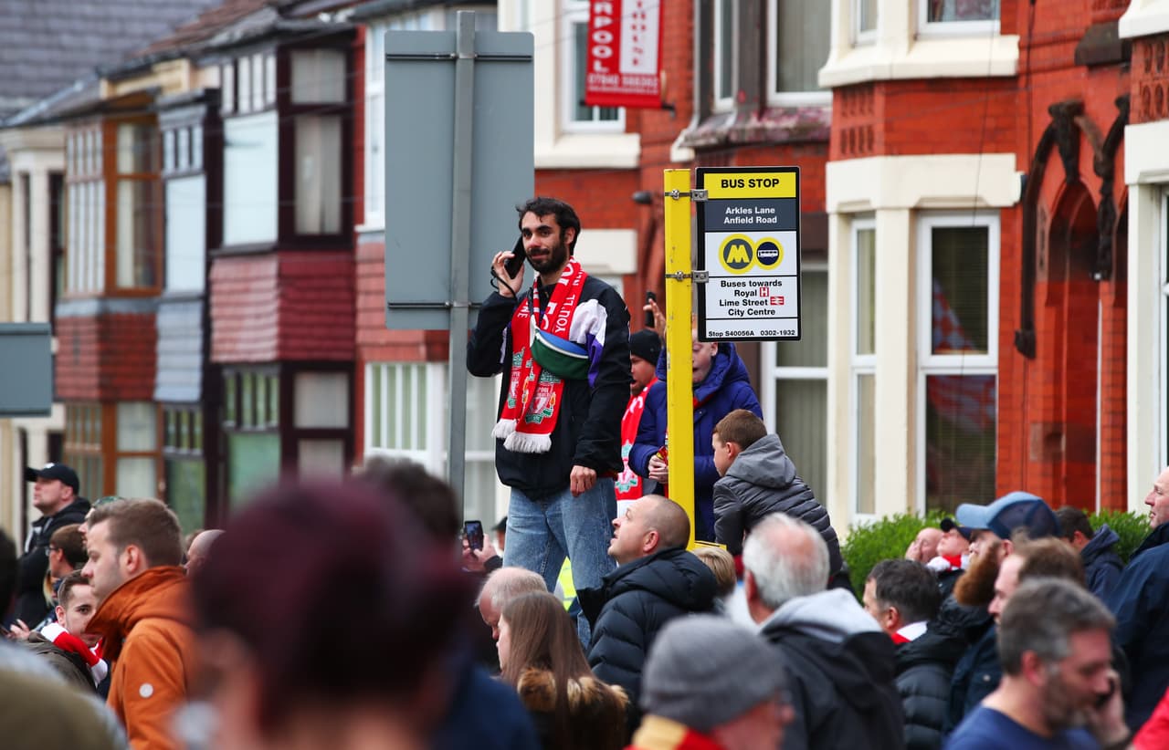 Con bengalas, bunfanas, playeras y banderas, los aficionados del Liverpool y algunos del Barcelona prendieron la fiesta en las cercanías de Anfield para lo que será una Semifinal de Champions League memorable luego del 3-0 en el Camp Nou la semana pasada.