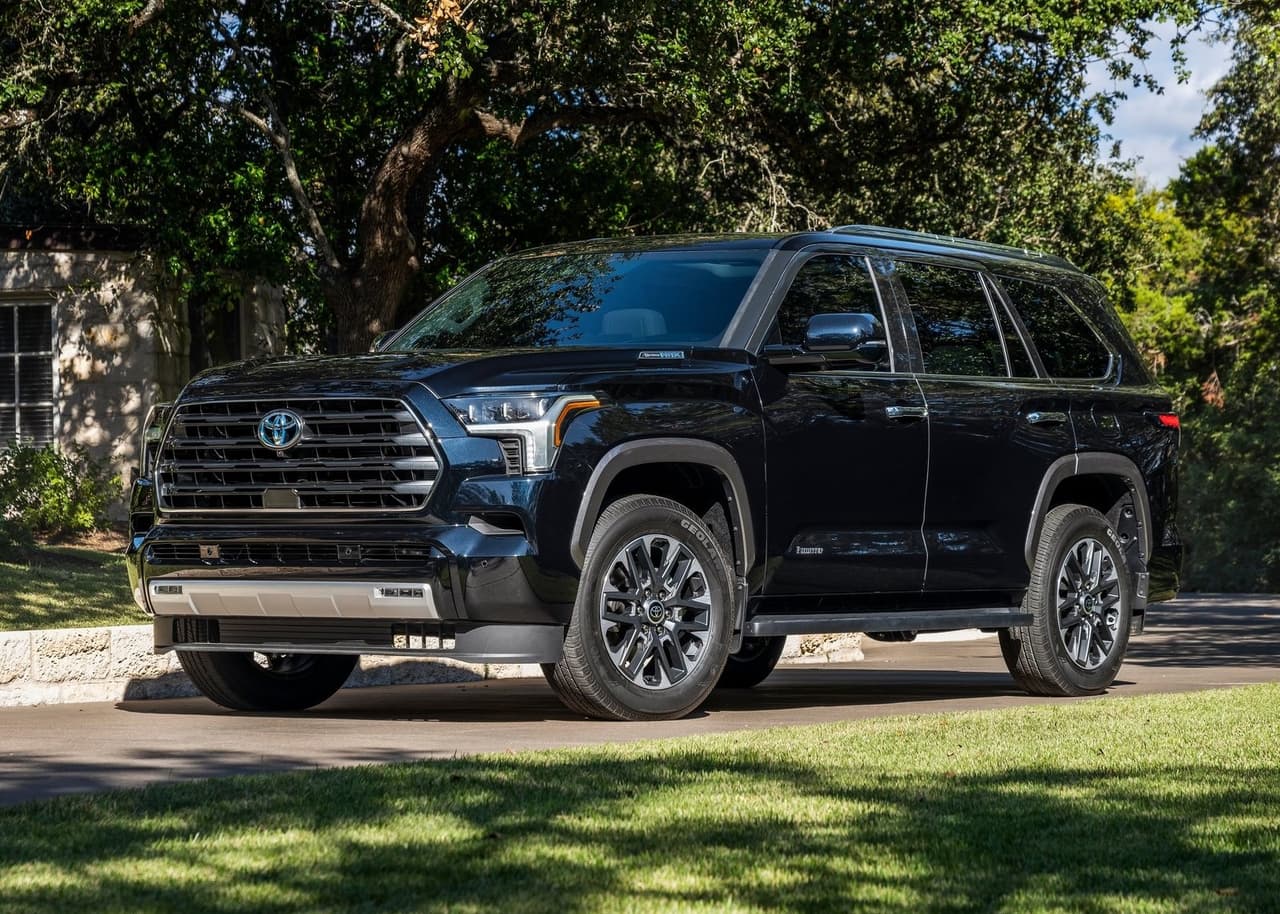La Toyota Sequoia 2023 se rejuvenece adoptando un estilo moderno, una cabina tecnológica y un sistema de propulsión híbrido.