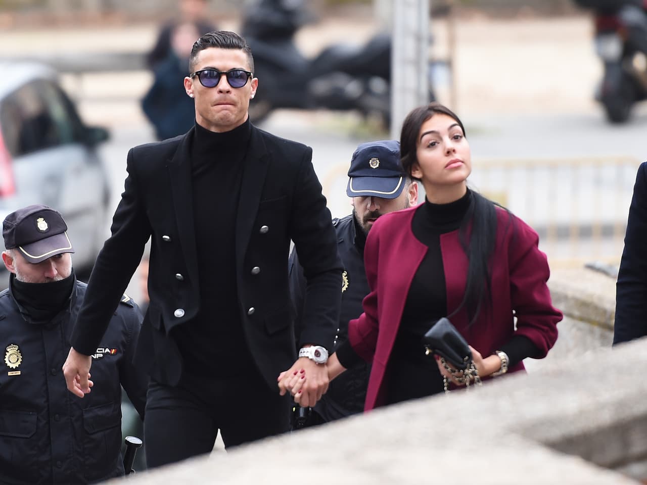 Ronaldo fue a la Audiencia Provincial de Madrid acusado de varios delitos fiscales a ratificar el acuerdo alcanzado previamente con la Fiscalía para evitar el ingreso en prisión.