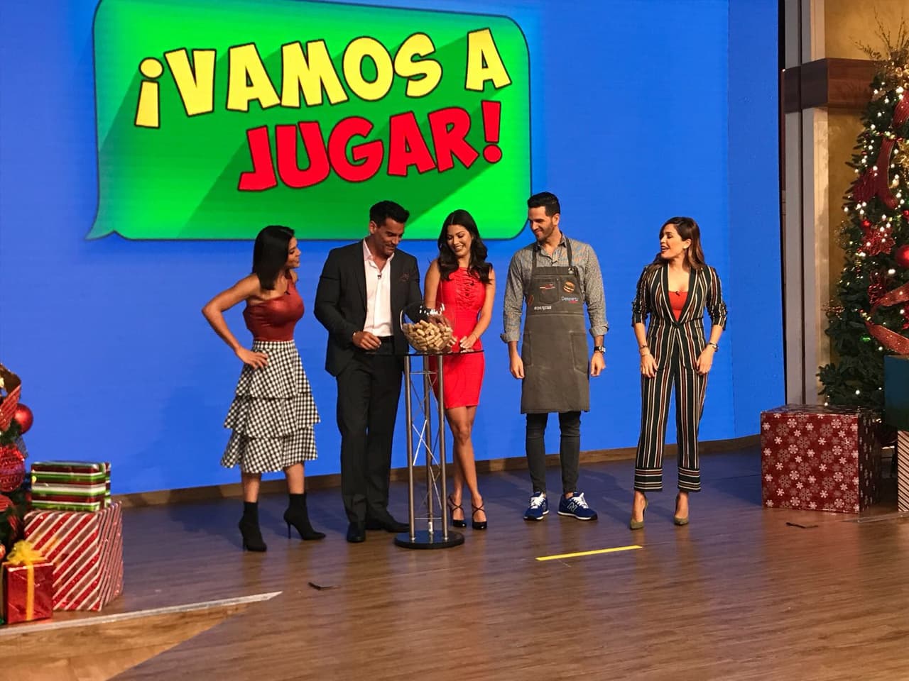 El momento de las risas llegó y, aprovechando su visita, lo invitamos a ser parte del juego del corcho.