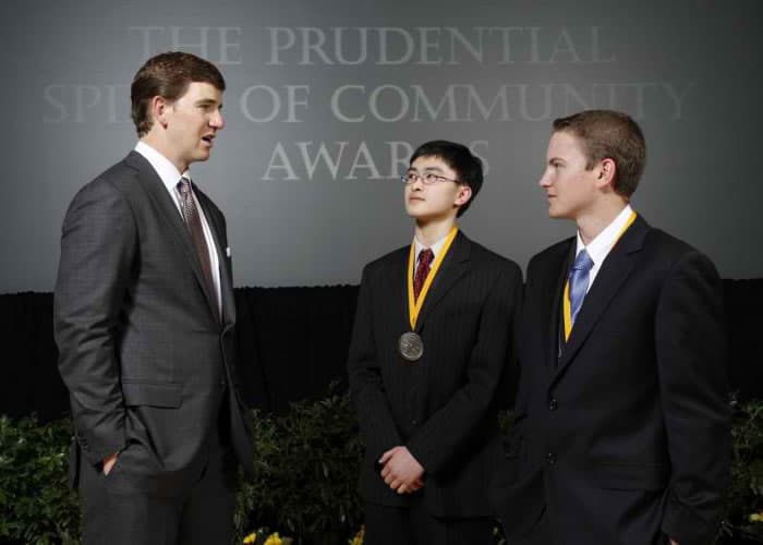 El prognatismo afectó tanto a Christopher que quiso trabajar con 
<a href="http://https://www.smiletrain.org" target="_blank">Smile Train</a> para financiar misiones odontológicas en todo el mundo. Se maravilló con lo sencillo que podía ser ayudar cuando organizó una pequeña actividad que recaudó miles de dólares. 
<b>Sus esfuerzos por inspirar a otros le han ganado a este joven filántropo dos premios distintos otorgados por el ex presidente George W. Bush y el presidente Barak Obama. </b>