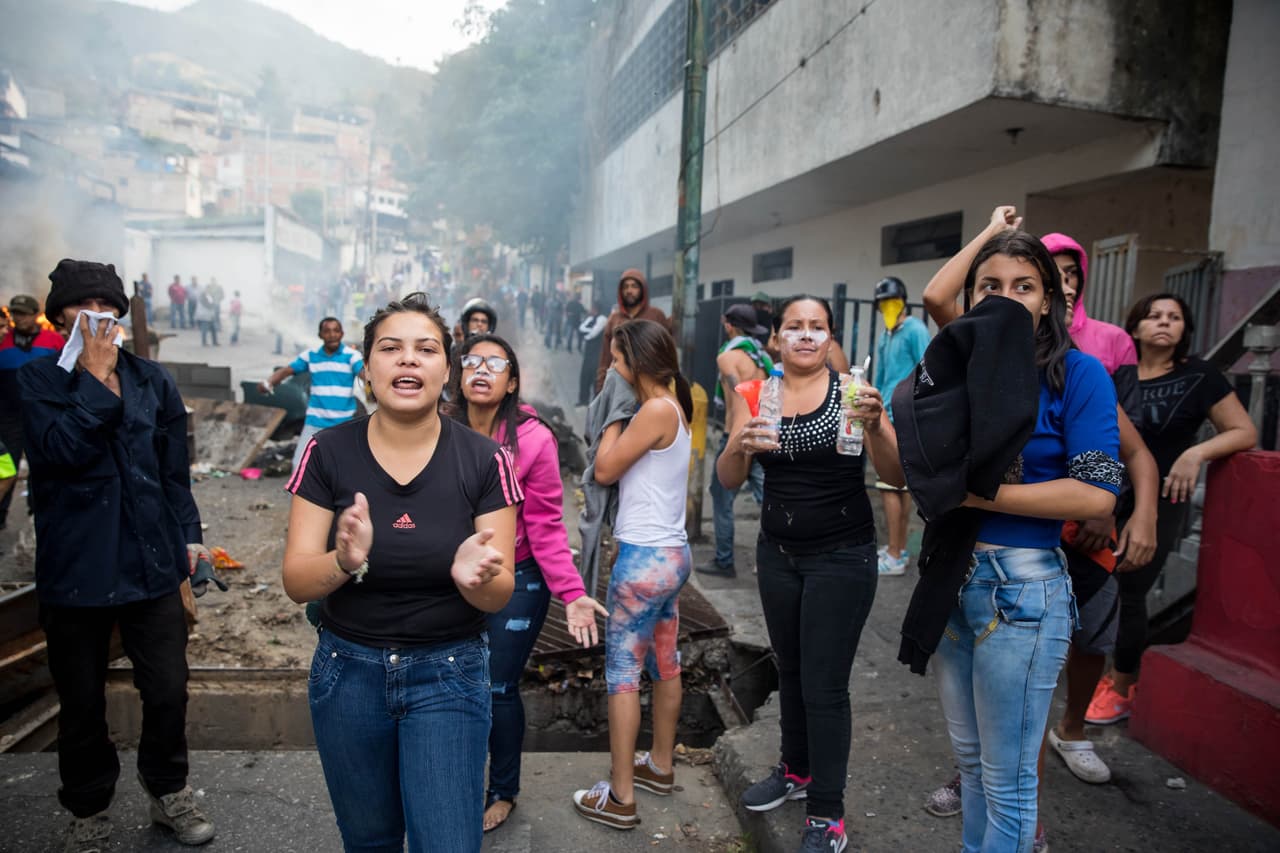 Entre los manifestantes había mujeres y hombres de distintas edades. En las declaraciones que dieron a los medios exigían la renuncia de Nicolás Maduro y denunciaban que incluso un grupo de niños, vecinos de la zona, habían resultado afectados por los gases lacrimógenos lanzados por las autoridades para replegar la protesta.