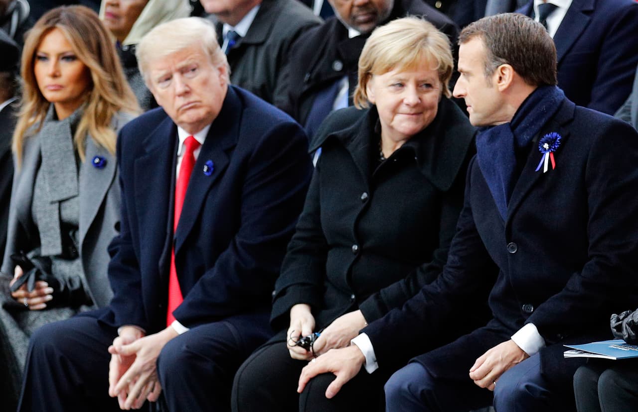 <b>Fuera de grupo.</b> El presidente Donald Trump estuvo presente en los actos conmemorativos de los 100 años del fin de la Primera Guerra Mundial en París.
<a href="https://www.univision.com/noticias/politica/trump-ataca-al-presidente-frances-y-amenaza-con-abrir-una-nueva-guerra-comercial-con-paris-por-los-vinos">De camino al encuentro con sus homólogos europeos el presidente Trump promovió sus ideas nacionalistas y cuestionó la relación comercial de EEUU con Francia.</a>