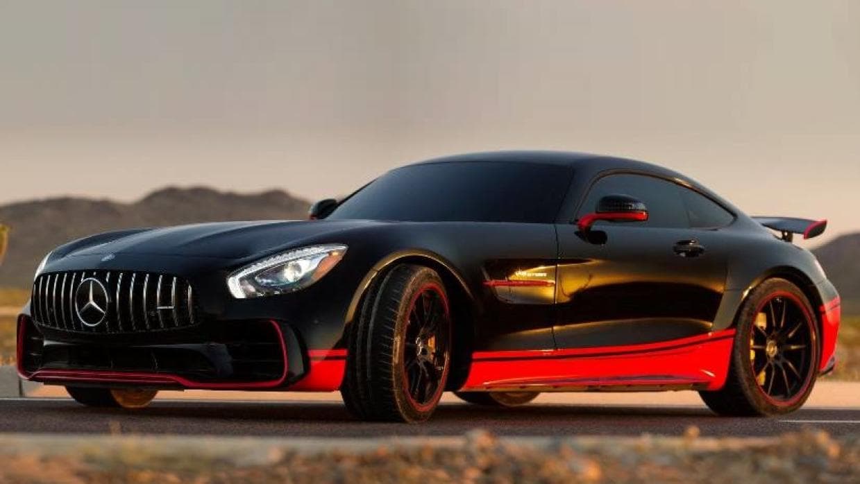 El Autobot Drift tendrá el privilegio de convertirse en un Mercedes-AMG GTR 2017. El GTR es la versión de calle del AMG GT3 de competición y cuenta con un interior que toma inspiración de la cabina de un avión de combate. Definitivamente 'Drift' tiene un gusto muy exquisito.