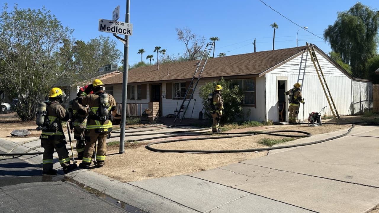 Al menos siete personas resultaron damnificadas por un incendio en su vivienda cerca de 20th St y Camelback Road en Phoenix. Autoridades ya brindan asistencia a las personas desplazadas.