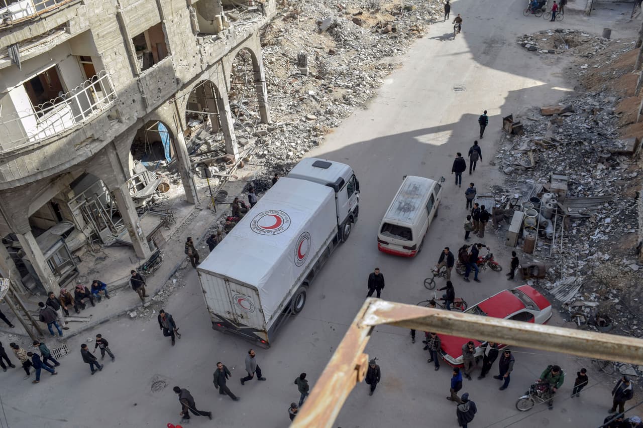 5 de marzo. Un convoy de ayuda de Naciones Unidas entra en la ciudad de Douma, en Guta Oriental, después de que el régimen de Asad detuvo los ataques. La ONU anunció este lunes la operación humanitaria, pero se vio interrumpida por nuevos ataques aéreos que causaron la muerte de otros 86 civiles.