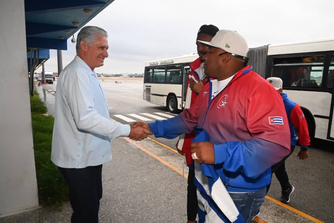Sin embargo, Prieto se escapó del hotel y 
<a href="https://www.univision.com/local/miami-wltv/como-escapo-el-pelotero-ivan-prieto-tras-el-juego-entre-cuba-y-eeuu-lo-que-se-sabe-del-plan-de-fuga-video" target="_blank">no tomó el vuelo que llevó a la selección deportiva de regreso a Cuba. </a>