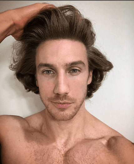 Con el paso de los años se ha convertido en un galán por excelencia, pues en su cuenta de Instagram sólo roba suspiros con fotografías como esta.