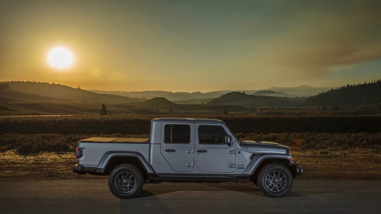 La Jeep Gladiator 2020 saldrá a la venta en el 
<b>segundo trimestre de 2019</b> para llegar justo a uno de los segmentos del mercado automotriz más candentes del momento. Aunque sus precios no han sido anunciados aún, no es difícil imaginar que será más costosa que la Jeep Wrangler y competitiva con vehículos como la nueva Ford Ranger y la Chevrolet Colorado.