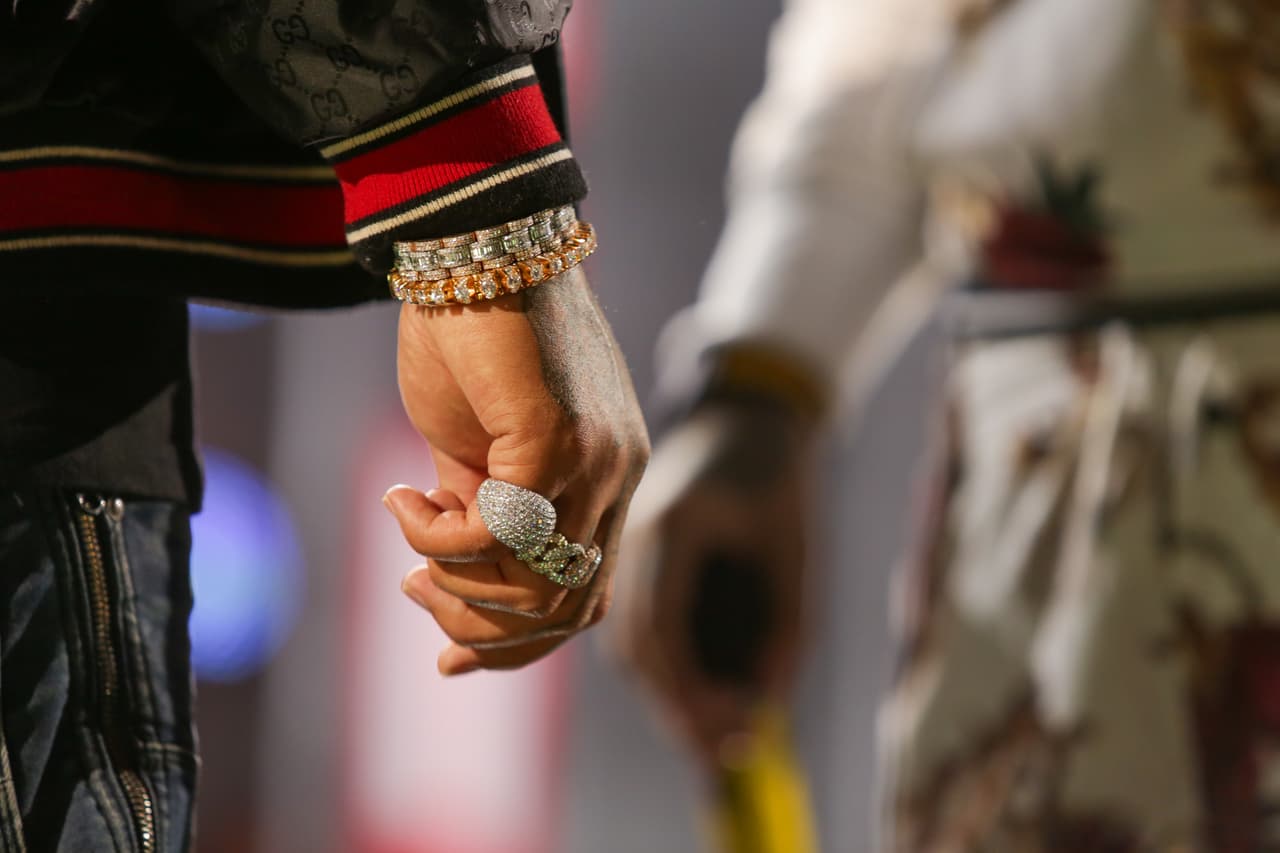 Además de los anillos y pulseras en su mano derecha, completaba su look con uno de sus relojes, que él mismo asegura cuesta más de un millón de dólares.