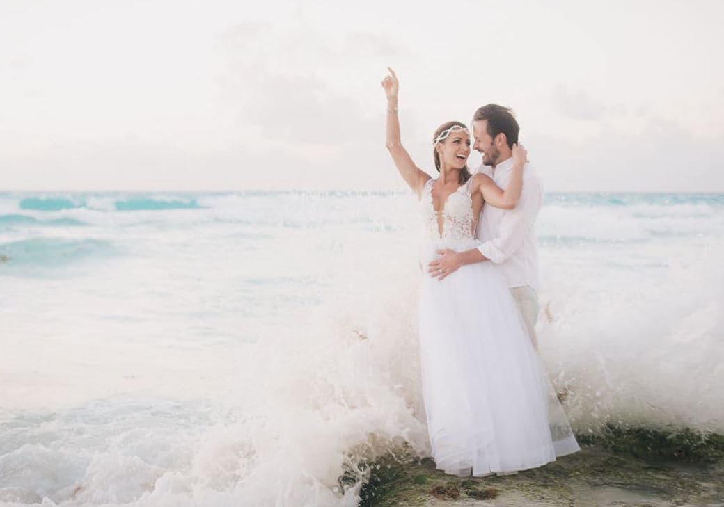 En esta postal, 
<b>Adianez escribió</b>: “Sentir el mar, respirar su brisa, sentir la arena en mis pies y 
<b>dar mis primeros pasos como su esposa</b>, fue inolvidable”.