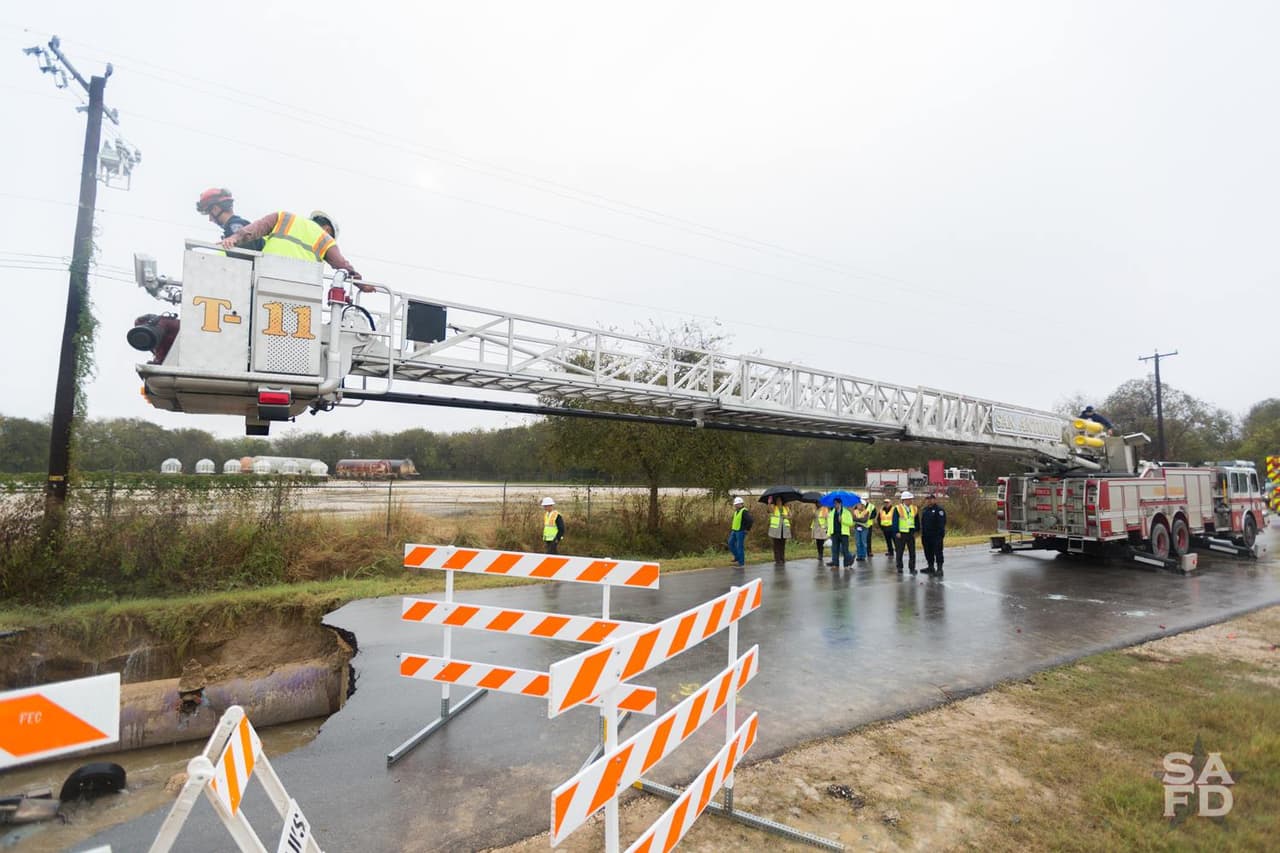Una grúa del Departamento de Bomberos tuvo que ser traida al área del sumidero para asistir con la extración de los vehículos.