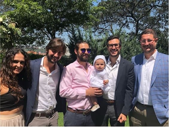 El pequeño Marcelo tuvo un cambio de traje: le cambiaron el ropón por un vestuario más cómodo.