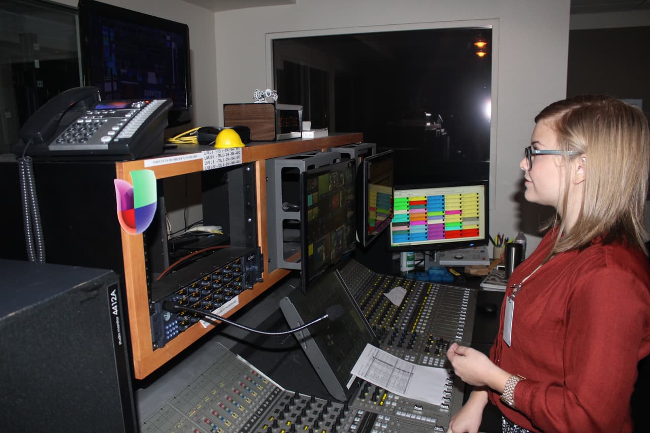 Katy Hancok ha demostrado una gran habilidad operando la mezcladora de audio.