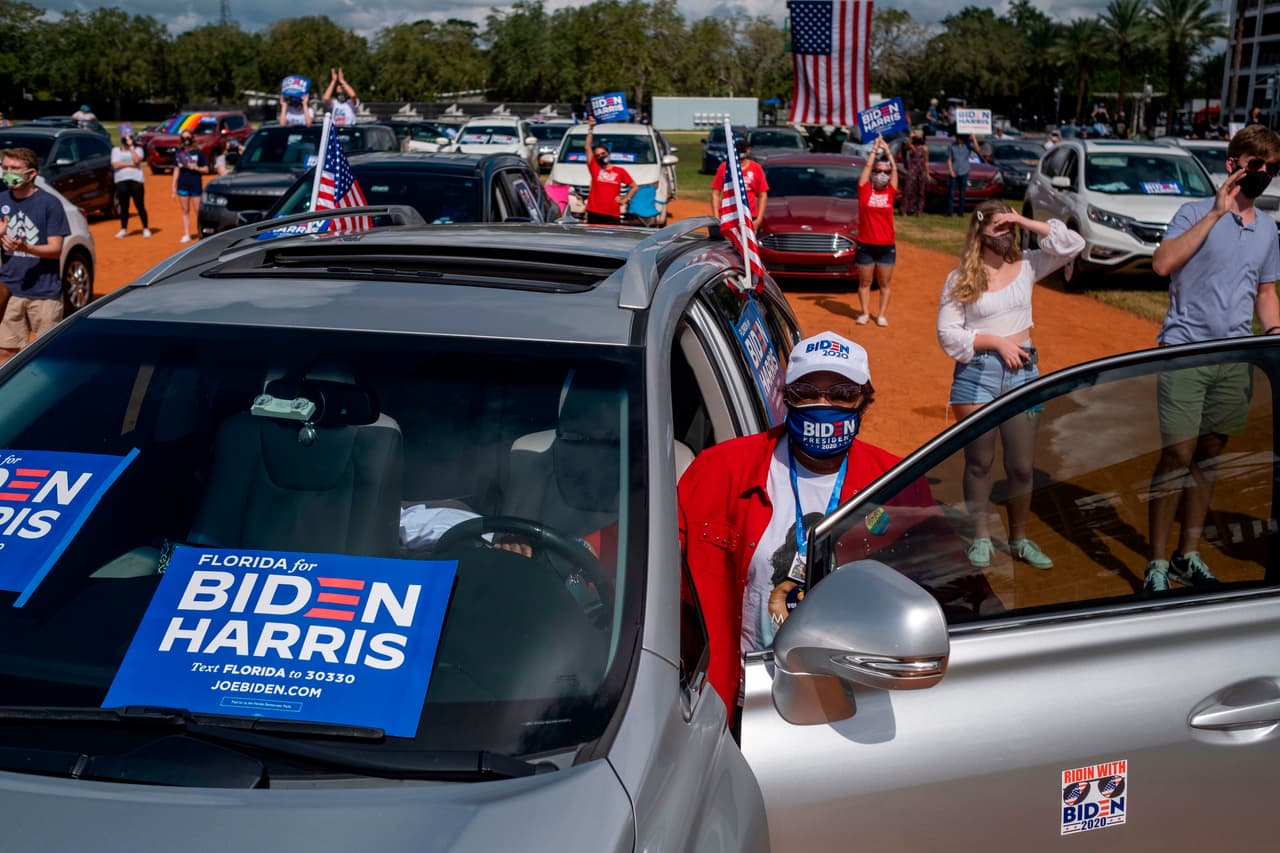 El evento se llevó a cabo con las personas en sus carros, como se han llevado a cabo los mítines políticos de la campaña demócrata para evitar la propagación del coronavirus. 
<br>