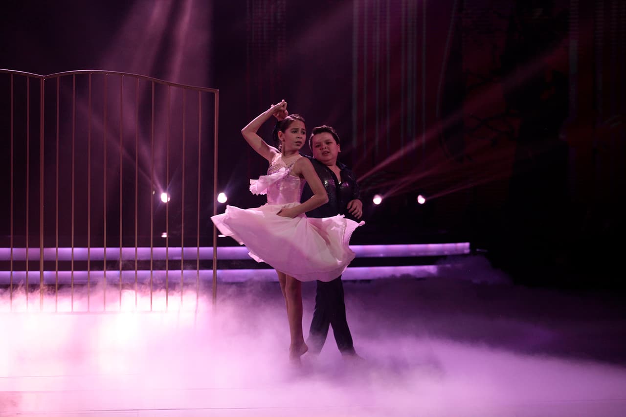 La canción habla de un hombre que no pudo estar al lado de su pareja y al final termina alejándola por sus acciones.