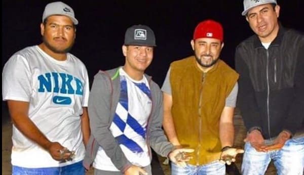 Remmy Valenzuela participa en la liberación de tortugas marinas