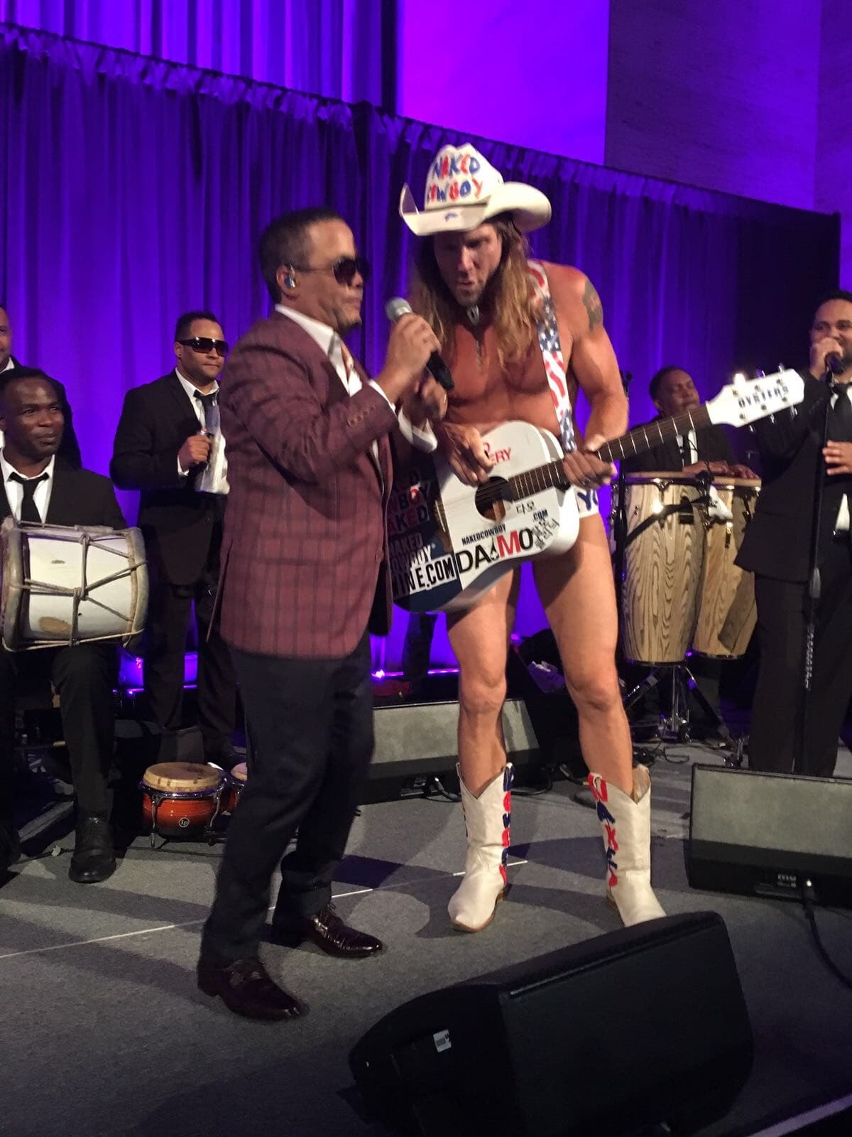 El merenguero dominicano Hèctor 'El Torito' Acosta asistió al evento para acompañar a su amiga y paisana en este día tan especial.