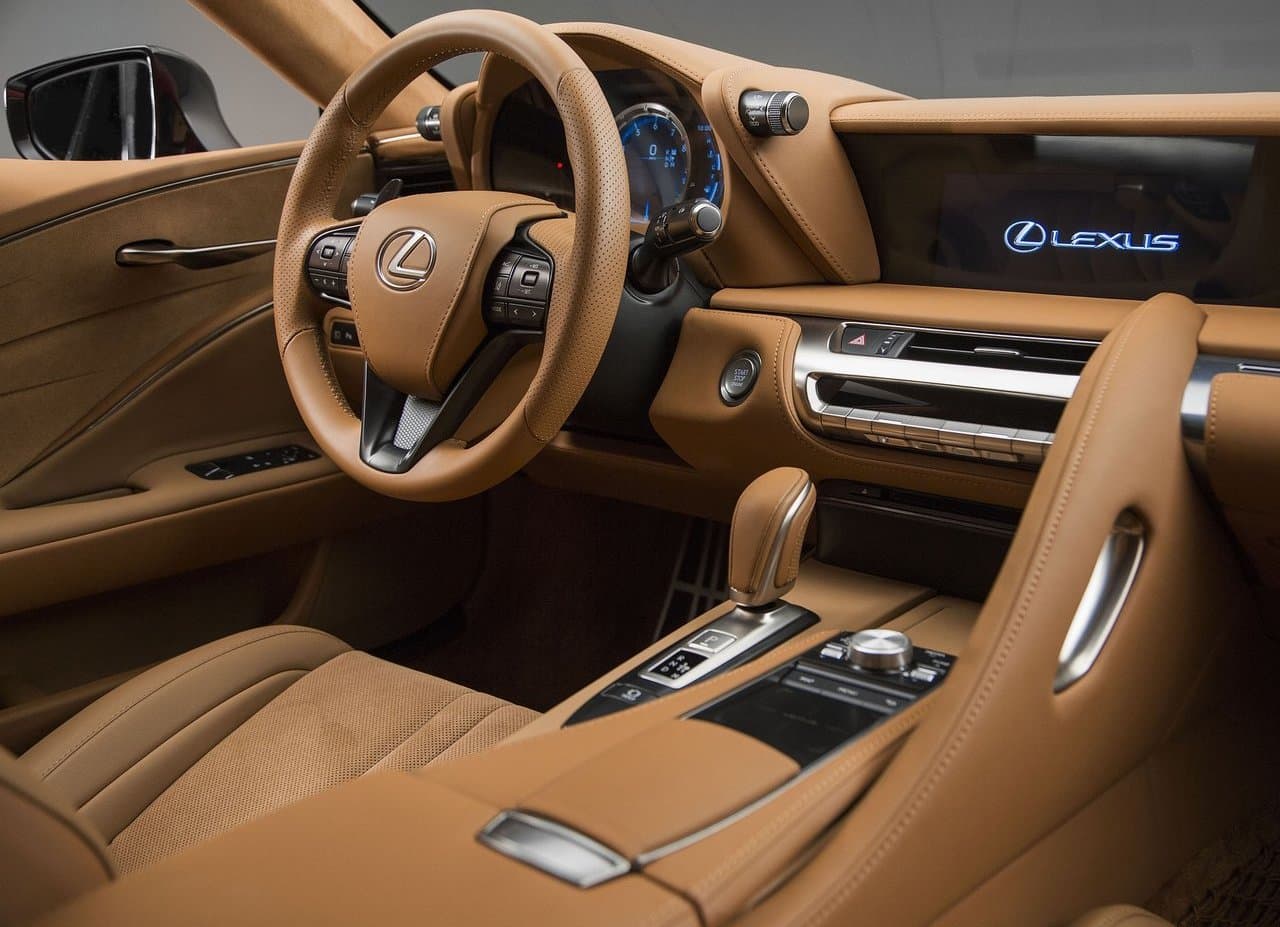 <b>Interior lujosamente esculpido</b>
<br>
<br>A diferencia del exterior, la cabina del Lexus LC 500 se aleja un poco más del concepto y adopta un estilo más tradicional. Eso sí, sin sacrificar en lujo y detalles únicos. Nuestra unidad de prueba estaba cubierta de cuero y Alcántara de color caramelo con acabados metálicos satinados. Todo un encanto al tacto y a la vista.