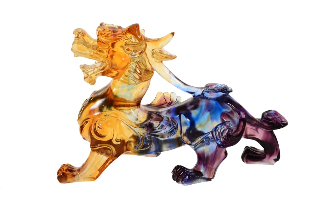 En Feng Shui, la figura del dragón es comercializada en distintos colores y materiales, como cerámica, distintos tipos de resinas o piedras, inclusive el poderoso jade. Hay de muchas tonalidades, aunque quizá las más populares son las verdes y doradas.