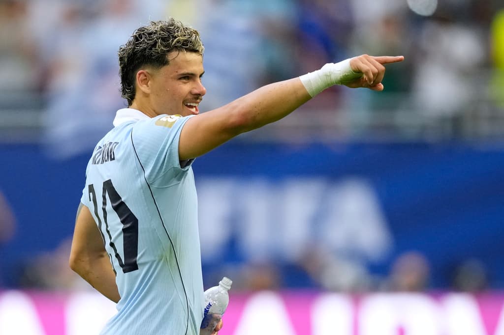 Maxi Araujo (20) de Uruguay reacciona tras marcar el primer gol de su equipo.